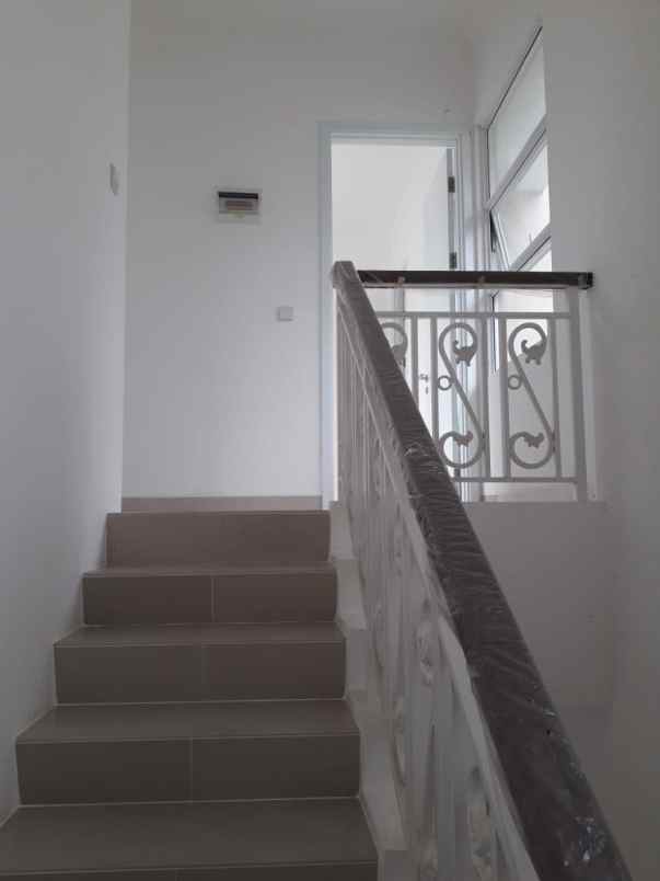 disewakan rumah cluster thames jakarta