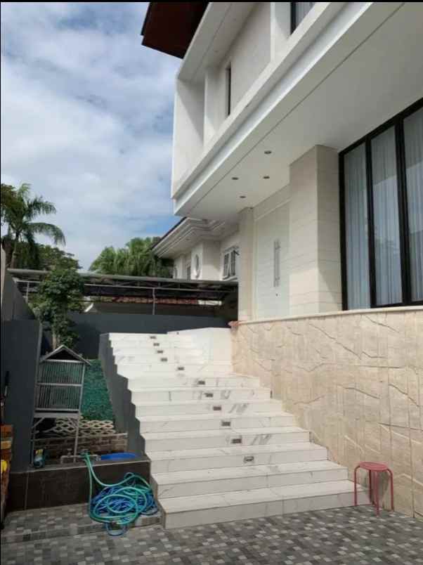 disewakan rumah jalan south emerald mansion