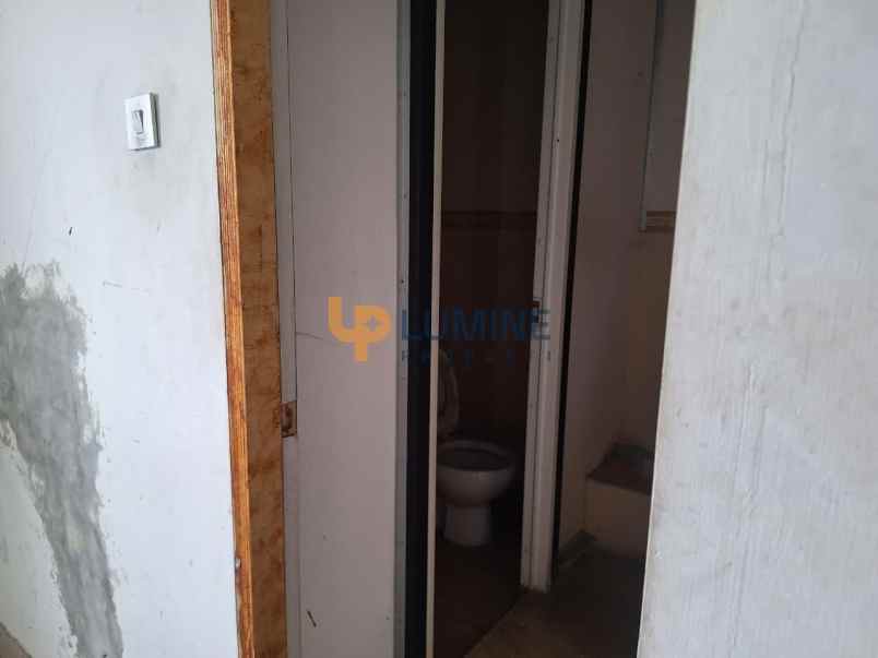 ruko 3 lantai besat di jalan affandi jogja