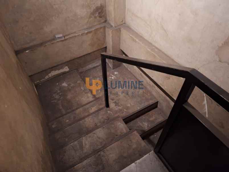 ruko 3 lantai besat di jalan affandi jogja