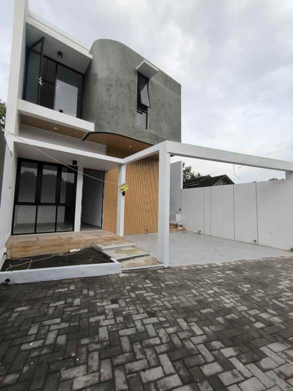 rumah 2 lantai dekat kantor pemda sleman