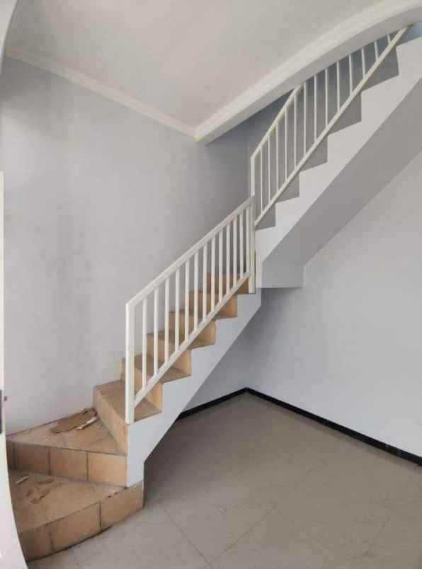 rumah 2 lantai modern minimalis lokasi sukun