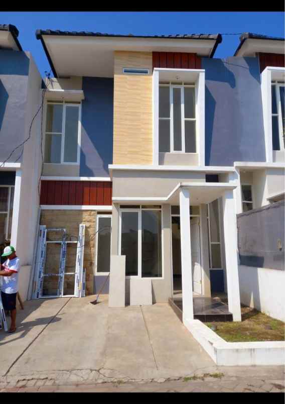 rumah 2 lantai modern minimalis lokasi sukun