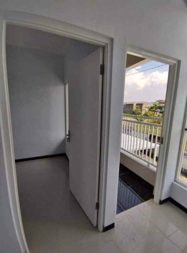 rumah 2 lantai modern minimalis lokasi sukun