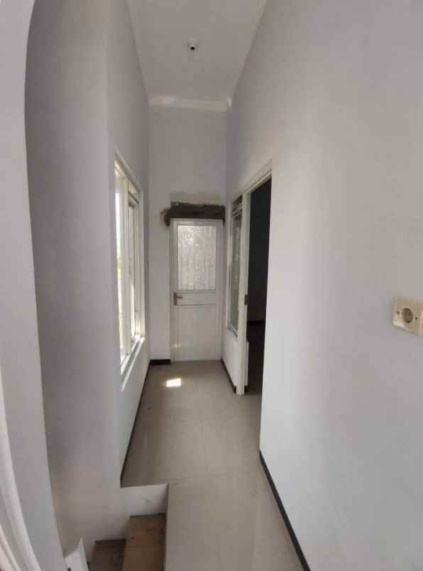 rumah 2 lantai modern minimalis lokasi sukun
