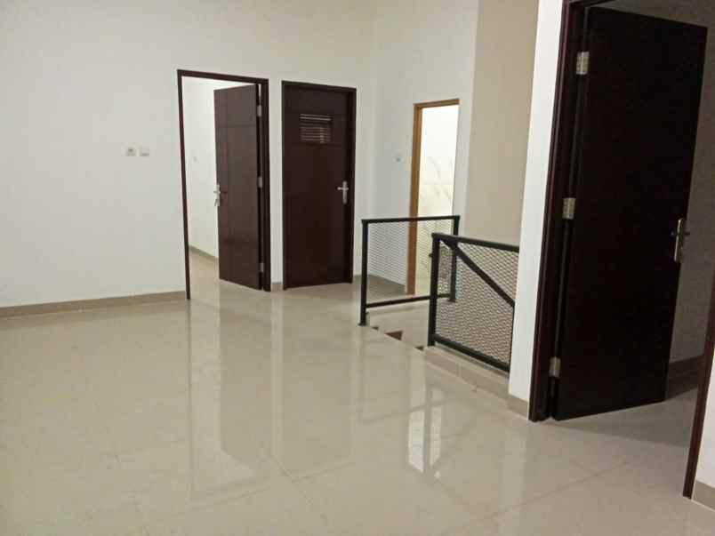 rumah 2 lantai murah strategis di pejuang bekasi kota