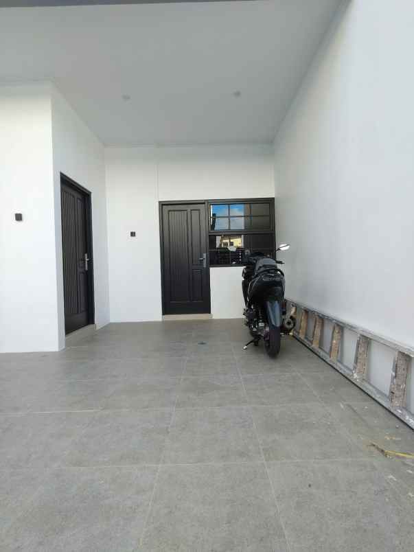 rumah baru 2 lantai di lubang buaya jaktim