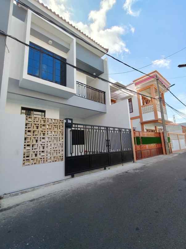 rumah baru 2 lantai di lubang buaya jaktim