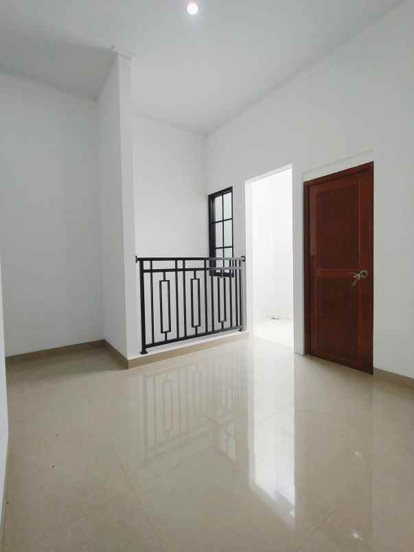 rumah baru 2 lantai di lubang buaya jaktim