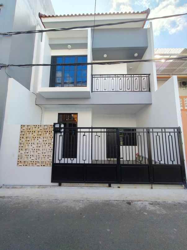 rumah baru 2 lantai di lubang buaya jaktim