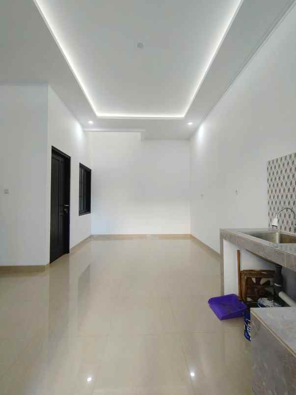 rumah baru 2 lantai di lubang buaya jaktim