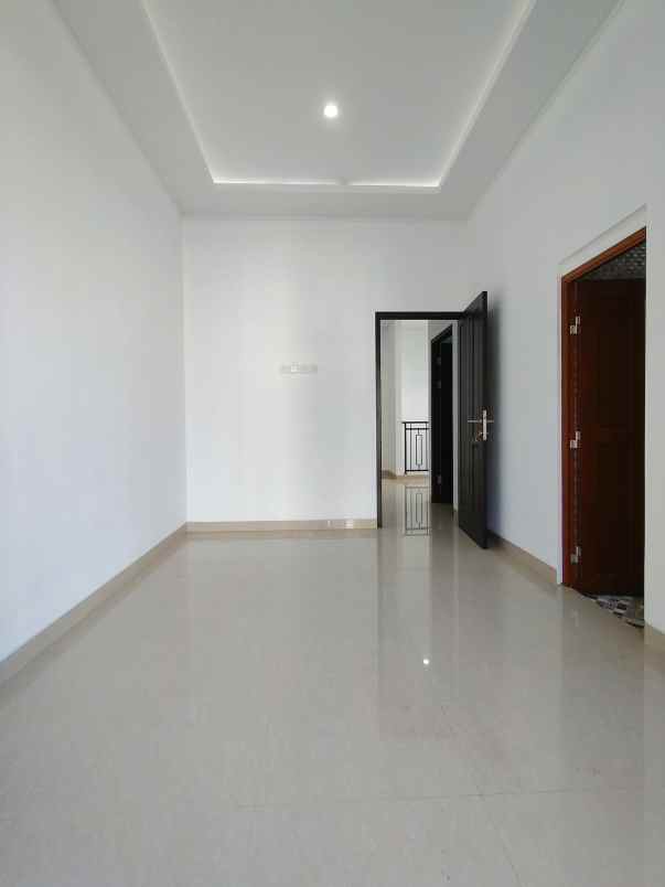 rumah baru 2 lantai di lubang buaya jaktim