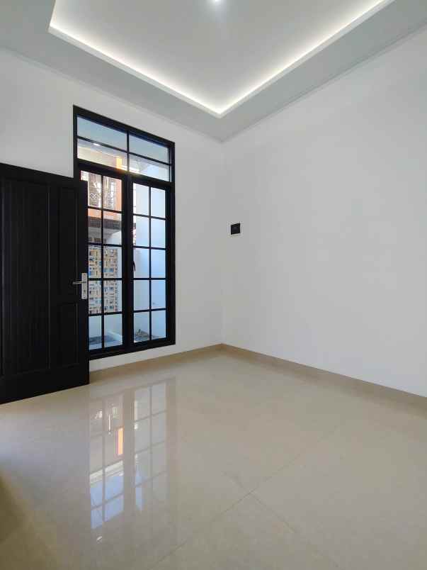 rumah baru 2 lantai di lubang buaya jaktim