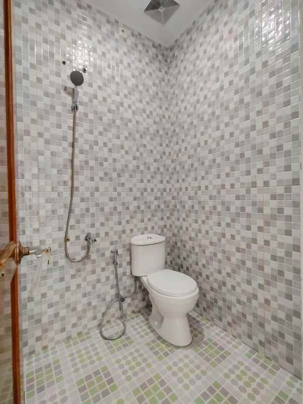 rumah baru 2 lantai di lubang buaya jaktim