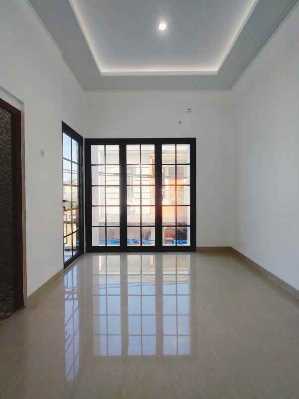 rumah baru 2 lantai di lubang buaya jaktim