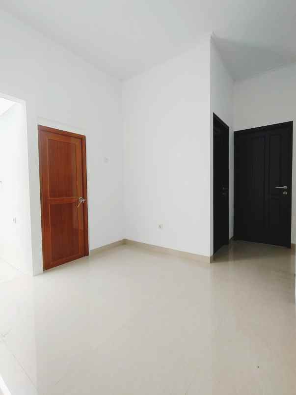 rumah baru 2 lantai di lubang buaya jaktim