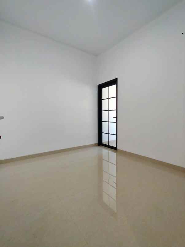 rumah baru 2 lantai di lubang buaya jaktim