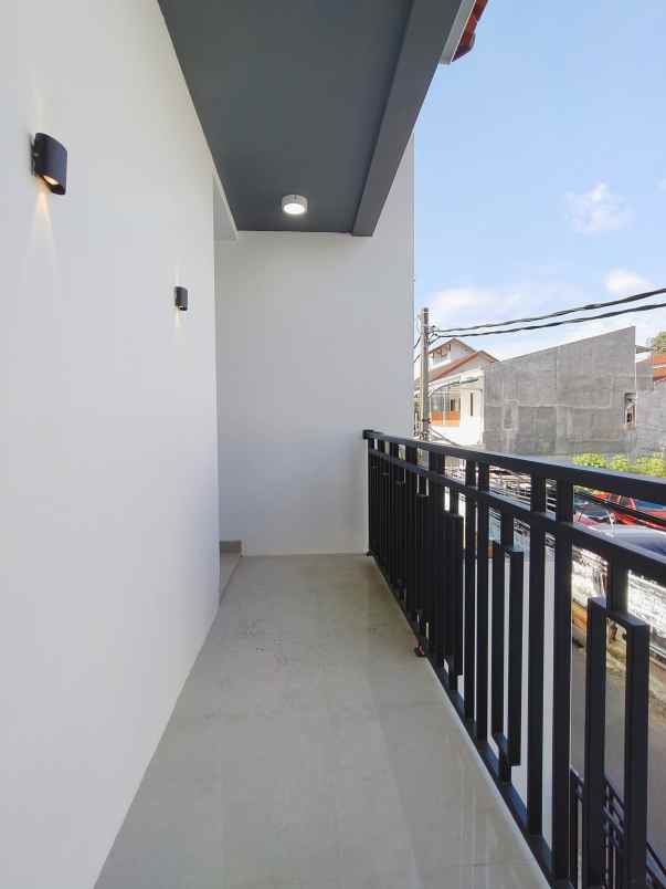 rumah baru 2 lantai di lubang buaya jaktim