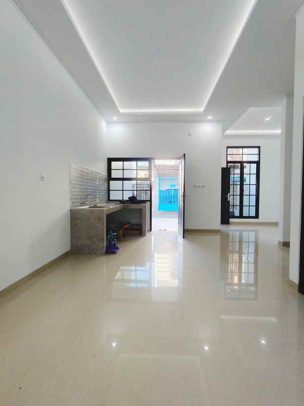 rumah baru 2 lantai di lubang buaya jaktim