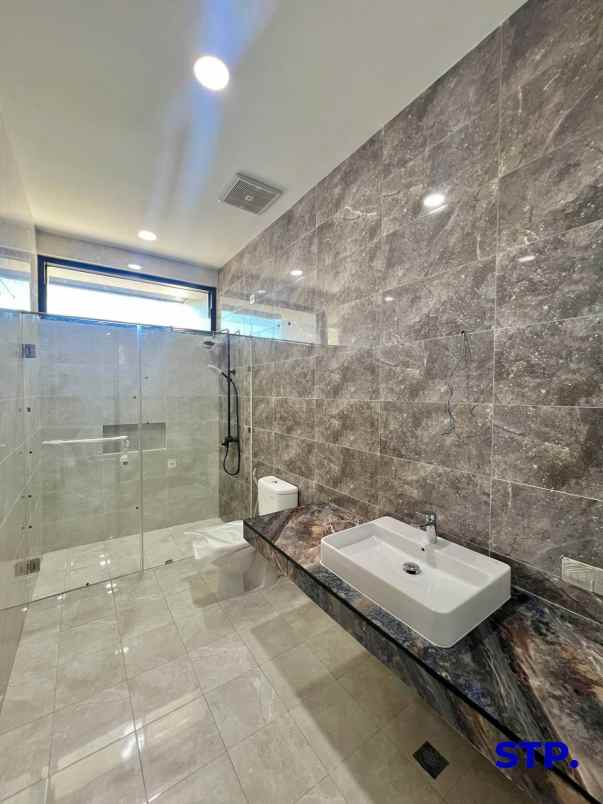 rumah baru di manyar jaya dekat gubeng dan raya merr