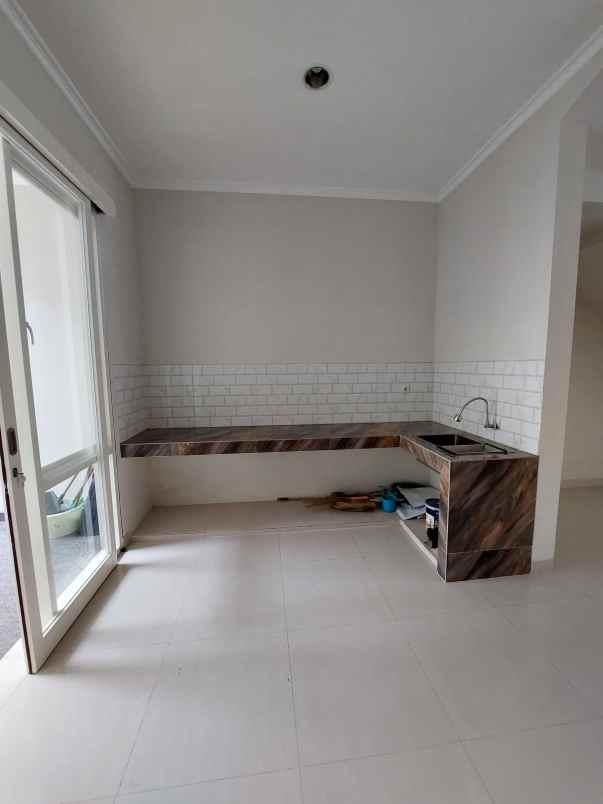 rumah baru manyar tirtoasri surabaya row jalan 3 mobil