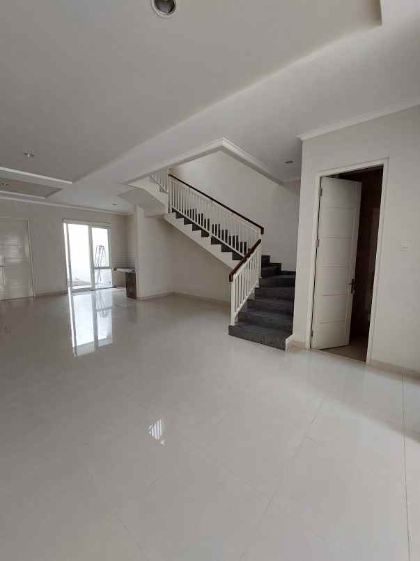 rumah baru manyar tirtoasri surabaya row jalan 3 mobil