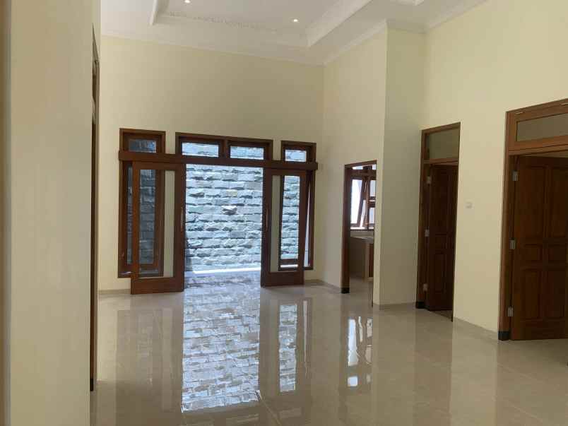 rumah baru mewah siap huni lokasi premium kota solo