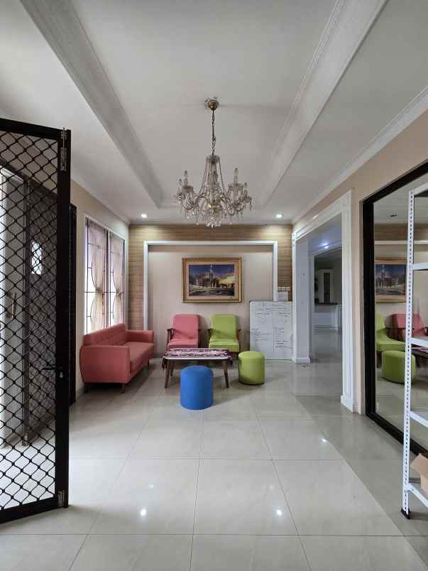 rumah besar terawat di kebon baru tebet