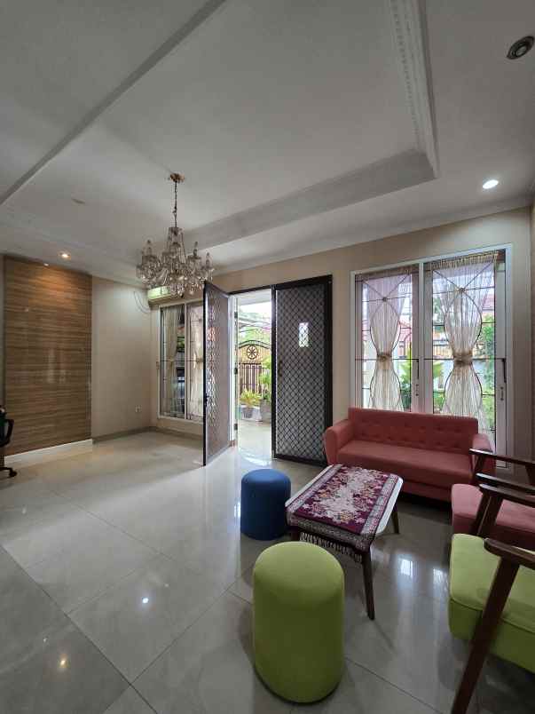 rumah besar terawat di kebon baru tebet