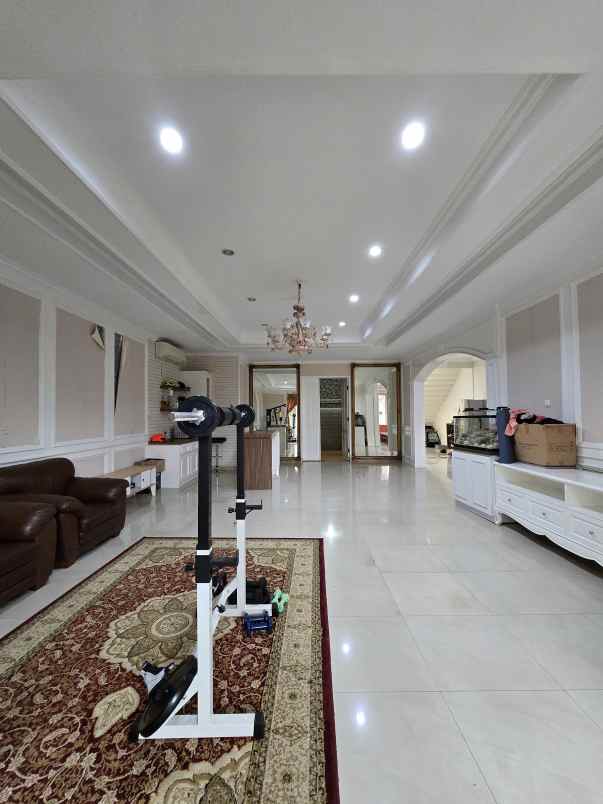 rumah besar terawat di kebon baru tebet