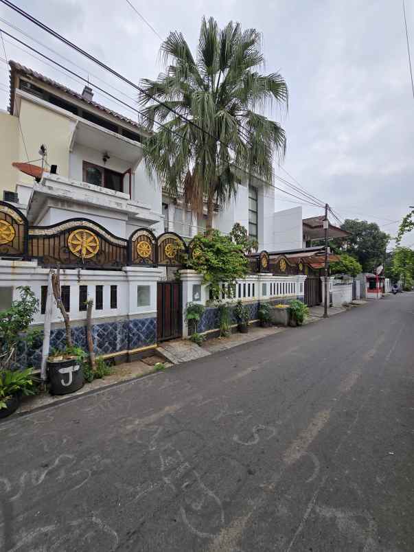rumah besar terawat di kebon baru tebet