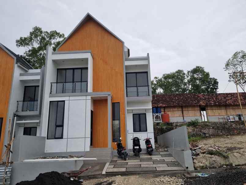 rumah cantik 2 lantai di gamping sleman view cantik