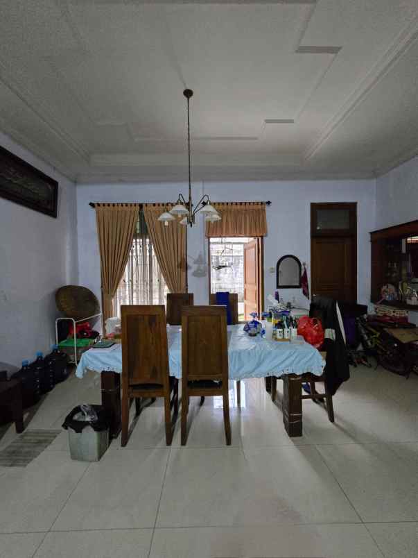 rumah dengan tanah luas di bambu apus cipayung