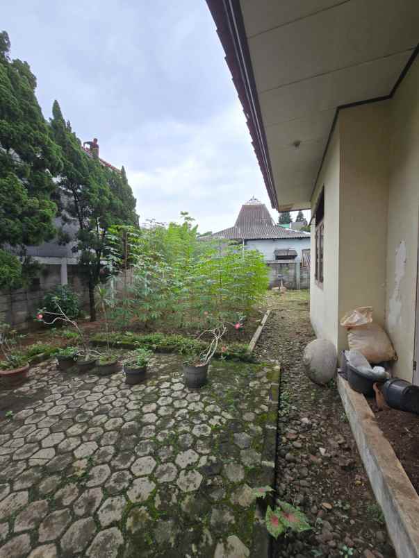 rumah dengan tanah luas di bambu apus cipayung