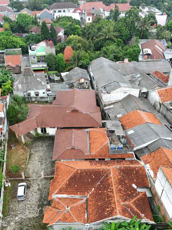 rumah dengan tanah luas di bambu apus cipayung