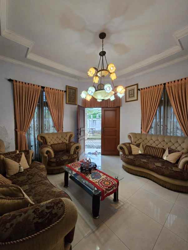 rumah dengan tanah luas di bambu apus cipayung