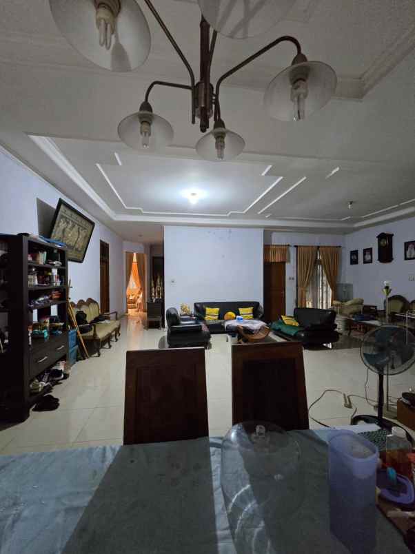 rumah dengan tanah luas di bambu apus cipayung