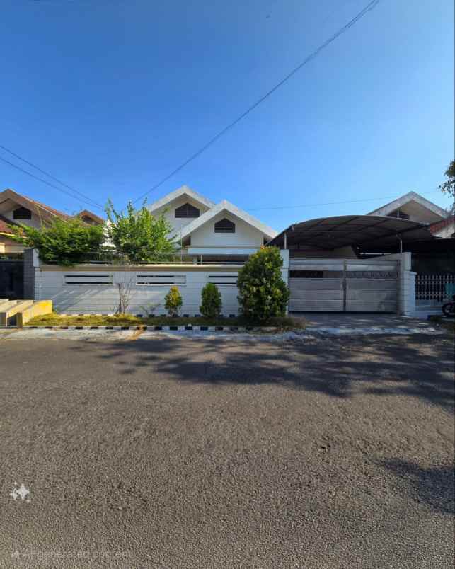 rumah dharmahusada indah strategis siap huni