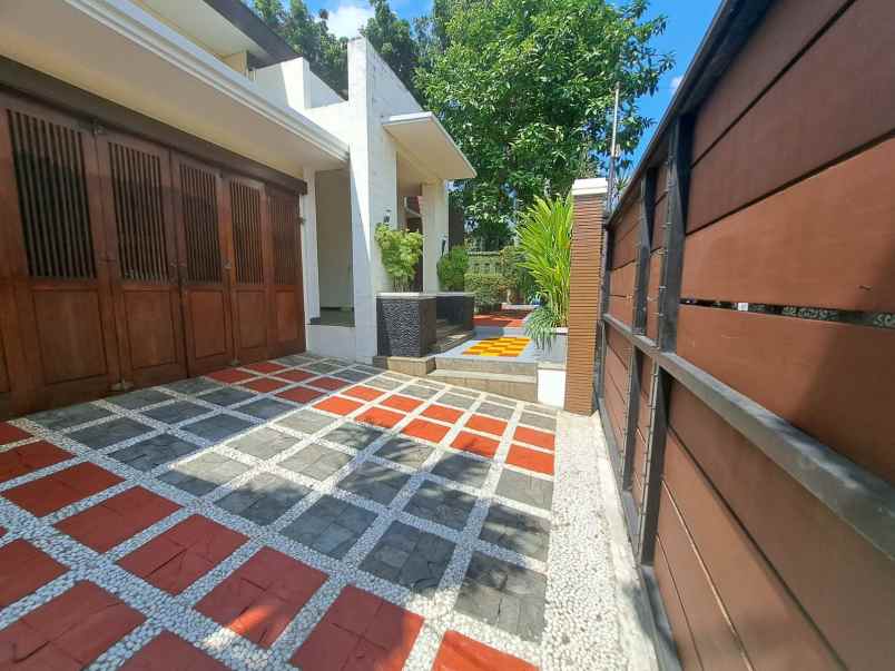 rumah di radio dalam