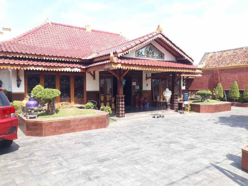 rumah etnik jawa di tengah kota yogyakarta