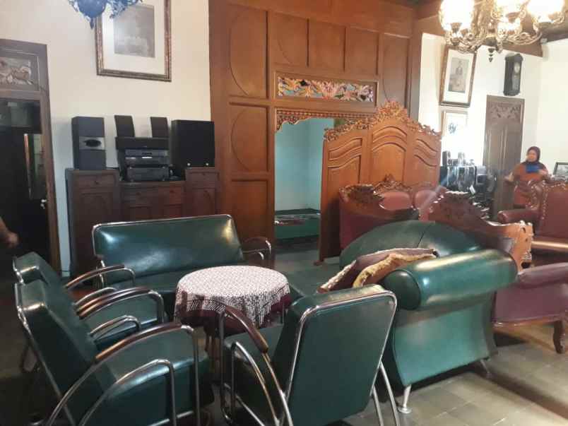 rumah etnik jawa di tengah kota yogyakarta