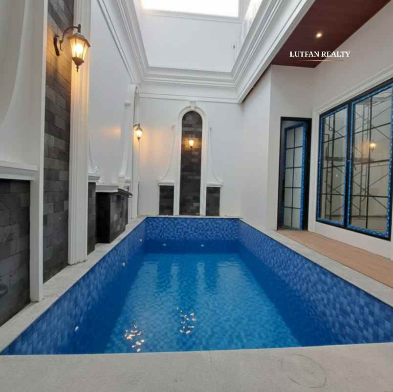 rumah european classic dalam komplek