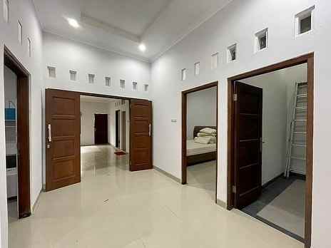 rumah luas semi furnished dekat kampus ukrim