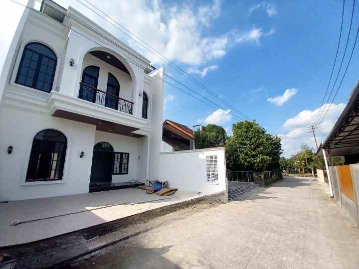 rumah mewah berlokasi strategis di ngemplak sleman
