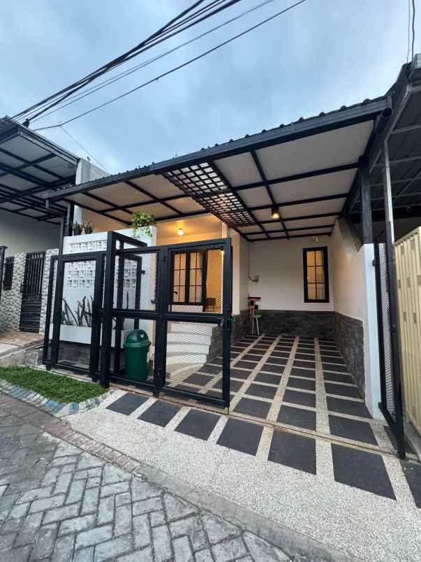 rumah minimalis modern lokasi dekat exit tol sawojajar