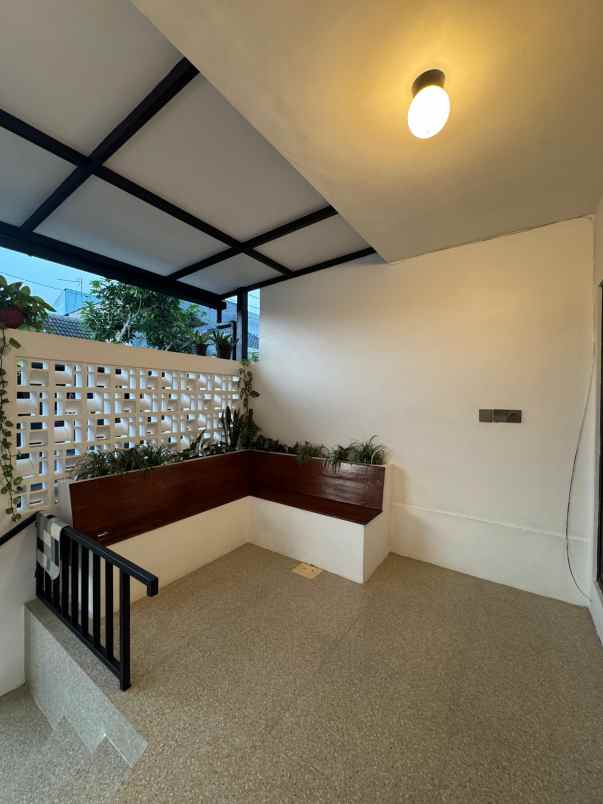 rumah minimalis modern lokasi dekat exit tol sawojajar