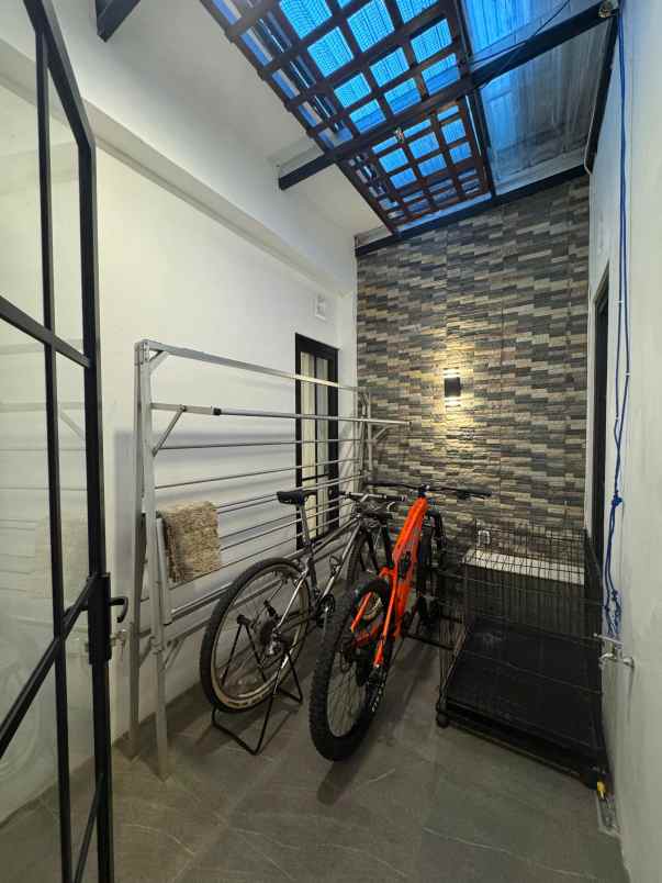 rumah minimalis modern lokasi dekat exit tol sawojajar