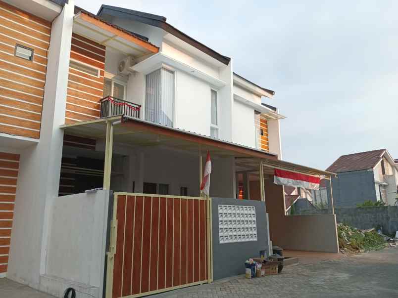 rumah modern mewah 2 lantai cantik di lowokwaru
