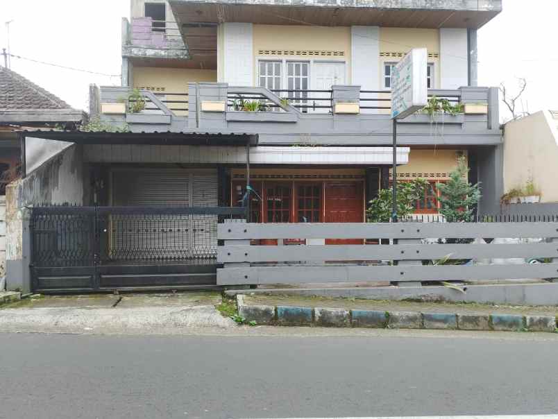 rumah pinggir jalan akses wisata gunung bromo