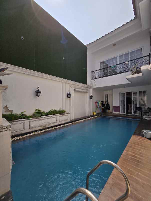 rumah secondary dengan private pool di cipayung